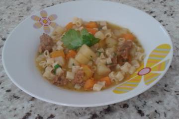 Sopa de macarrão, legumes e carne
