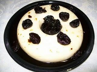 Manjar branco com calda de ameixa preta