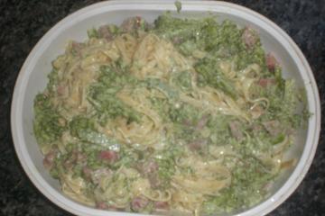 Macarrão com brócolis ao molho branco