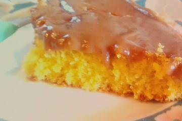 Bolo de cenoura com calda de chocolate