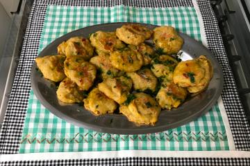 Bolinhos de banana da terra com queijo e assados do Lúcio Cezar