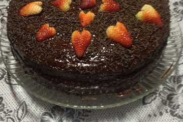 Bolo de chocolate com morango e coco - da Bia