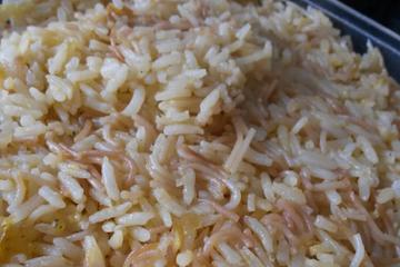 Arroz com aletria ( macarrão cabelo de anjo)