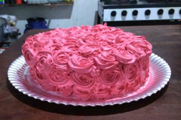 Bolo Rosé em chantininho  Buttercream cake decorating, Creative