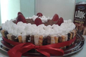 Bolo de chocolate e morango com Twix