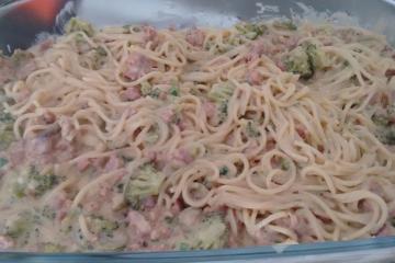Macarrão com brócolis e creme branco