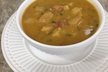 Sopa de banana verde