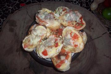 Torrada com vinagrete e queijo