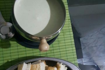Fondue de queijo no pão italiano