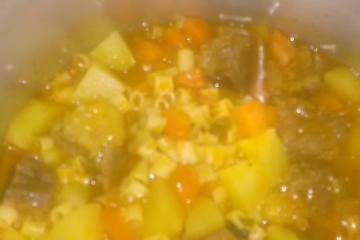 Sopa de carne com legumes da Di
