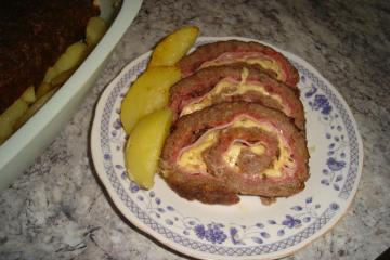 Rocambole de carne moída com queijo e presunto