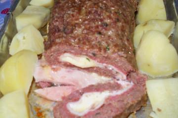 Rocambole de carne moída com queijo e presunto