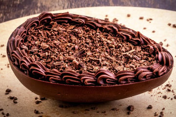 Ovo de Páscoa Matilda com camadas de bolo de chocolate e recheio cremoso