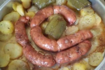 Linguiça ao forno com batatas