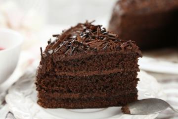 BOLO DE CHOCOLATE DE FESTA, SIMPLES COM COBERTURA QUE NÃO VAI AO FOGO