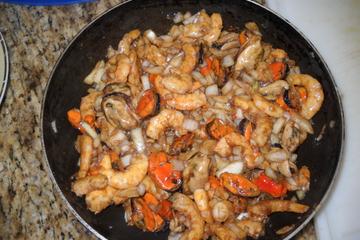 Macarrão com camarão e mexilhões