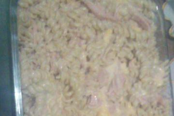 Macarrão ao molho branco com presunto e queijo
