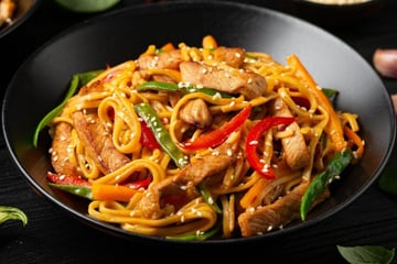 Chow mein macarrão chinês frito com frango fácil de fazer em 30 minutos
