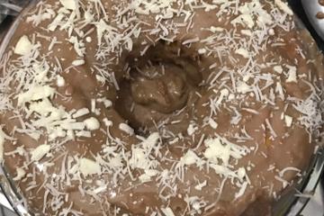 Bolo de chocolate com coco de liquidificador