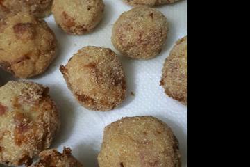 Bolinho de batata recheado com queijo e presunto