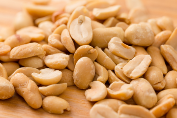 Para comer sem culpa durante a Festa Junina: 8 benefícios do amendoim para a saúde