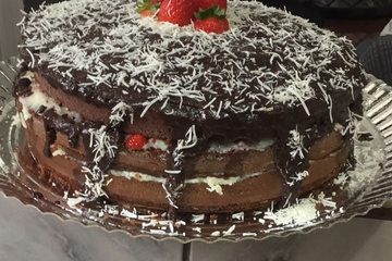 Bolo de chocolate com morango e coco - da Bia