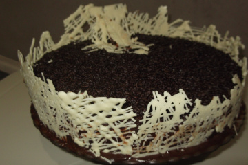 Bolo trufado de brigadeiro branco e preto