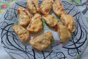 Torrada com vinagrete e queijo