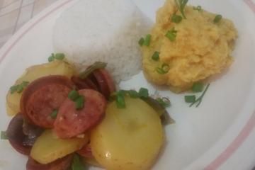 Calabresa com batata na panela de pressão