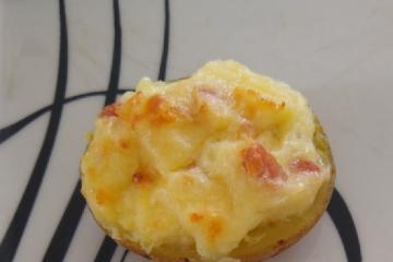 Batata recheada com requeijão e bacon