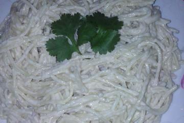 Macarrão ao molho branco e vermelho