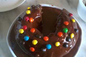 Bolo de chocolate e calda de chocolate