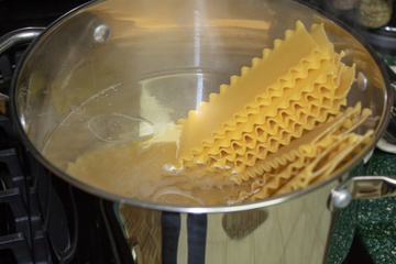 Aprenda como cozinhar macarrão de lasanha e não corra o risco de a massa ficar grudenta e quebrada! 