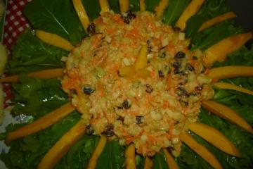 Salada de vegetais com uvas-passas