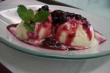 Frozen iogurte com calda de frutas vermelhas