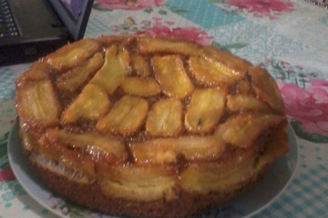Bolo de chocolate com banana caramelizada
