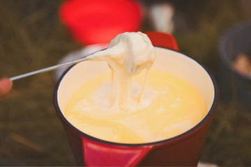 Fondue de queijo sem lactose cremosíssimo e rico em sabor