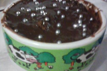 Bolo de caneca com cobertura