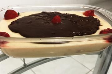 Sobremesa chococreme com morango