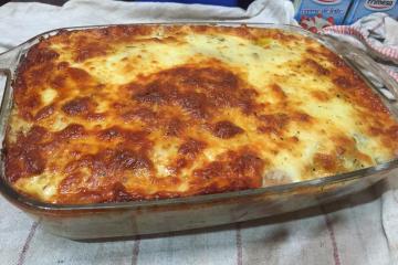 Brócolis com batata e pernil suíno gratinado