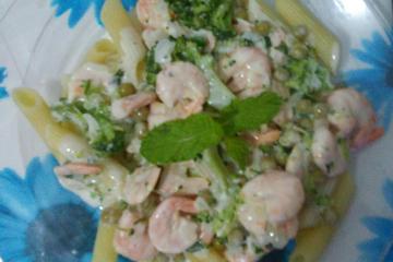 Macarrão ao molho branco com camarão