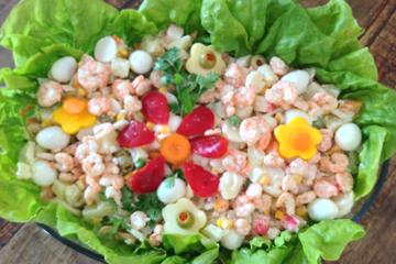 Salada de camarão rosa