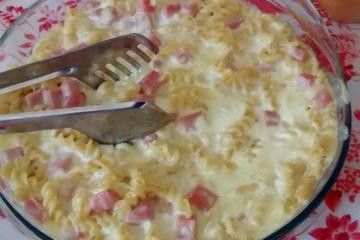 Macarrão ao molho branco com presunto e queijo