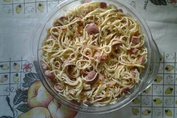 Macarrão com calabresa, bacon e repolho
