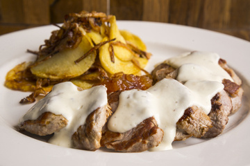 Filé aos 4 queijos com batata Sauté
