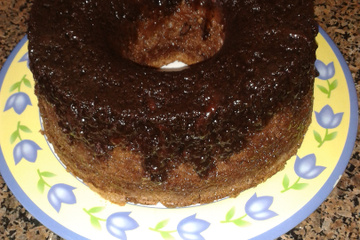 Bolo de chocolate assado com a calda
