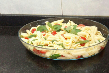 Penne com tomate fresco e mussarela de búfala