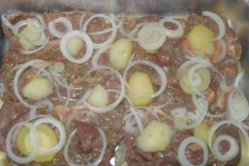 Chuleta assada com batatas