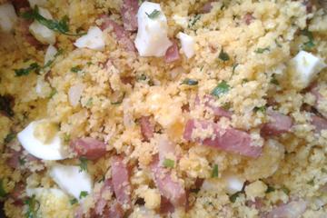 Farofa de cuscuz com calabresa