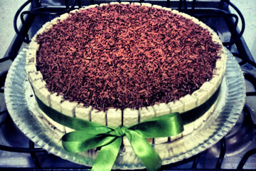 Bolo de chocolate com recheio de morango e palitinhos